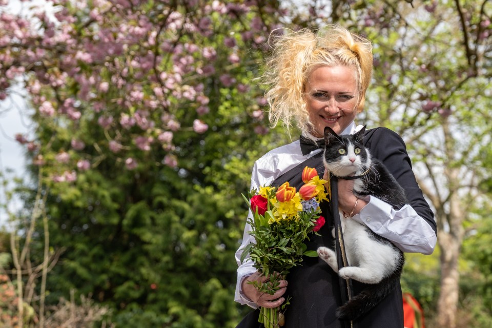 Deborah Hodge tied the knot with India in a park ceremony presided over by a legally ordained pal