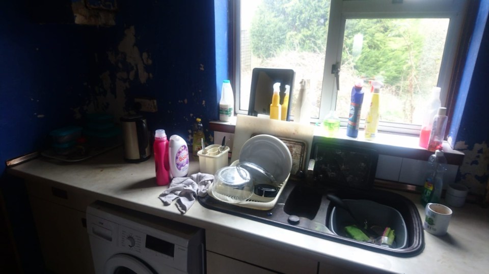 The previous owners even left their washing up in the sink