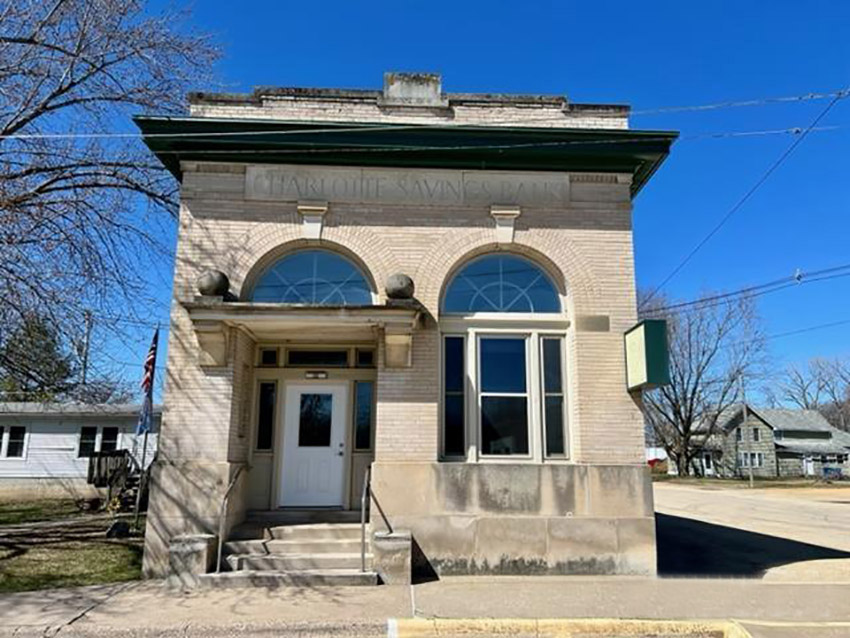 This former bank is now a comfortable home in Iowa, US