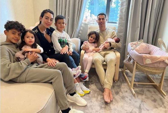 Ronaldo posted a sweet family picture after bringing his baby girl home