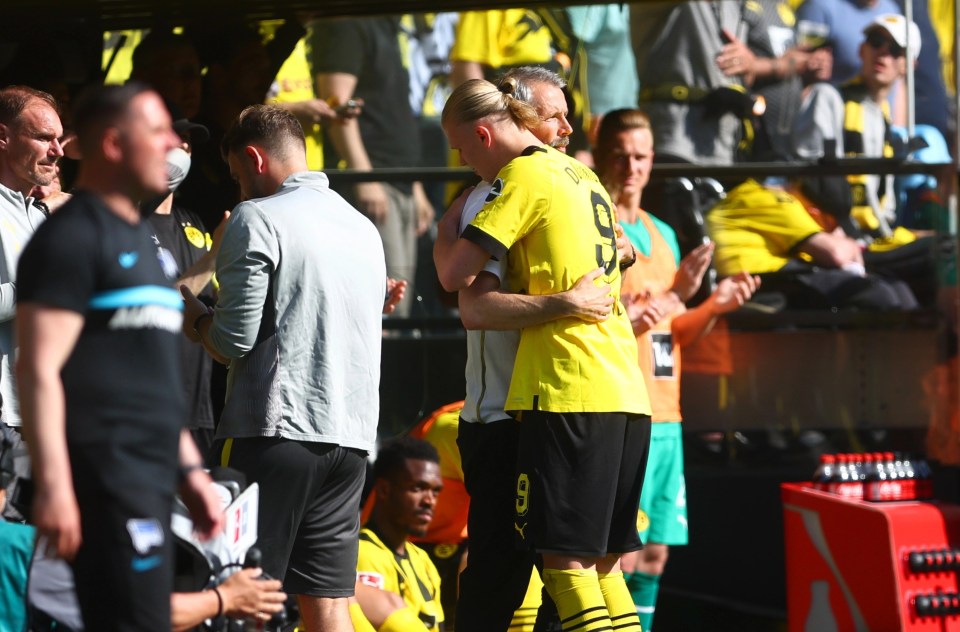 Haaland hugs Marco Rose after being subbed off in his final game