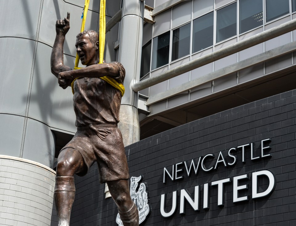 Alan Shearer's bronze statue has finally been placed at St James' Park