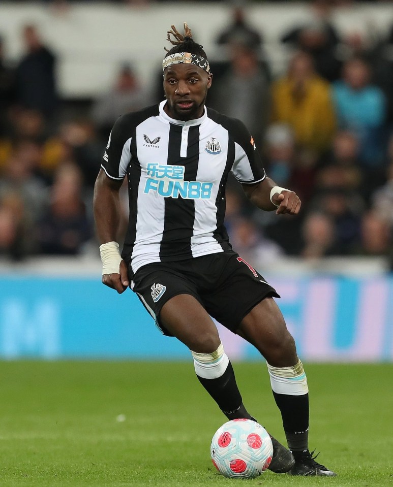 Allan Saint-Maximin has been hit with an FA charge for his banned headbands