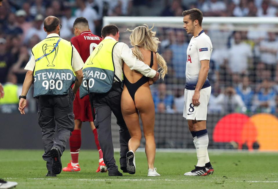 Harry Winks had a front row seat as Kinsey was taken off the pitch