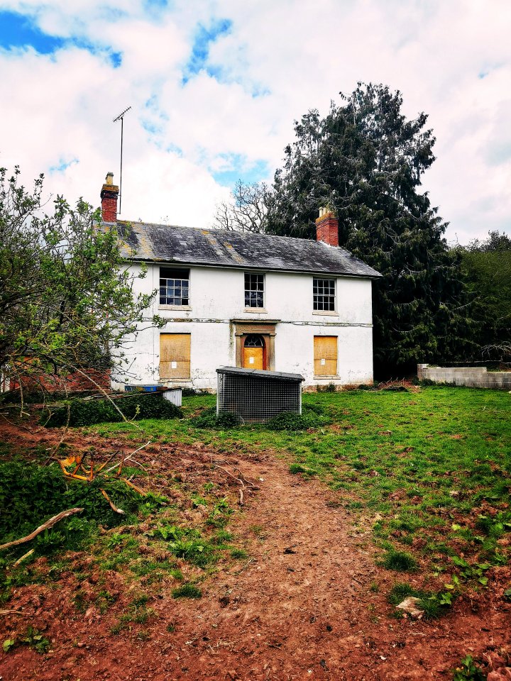 Urban explorer Kyle 'Urbex' visited the abandoned farmhouse last month