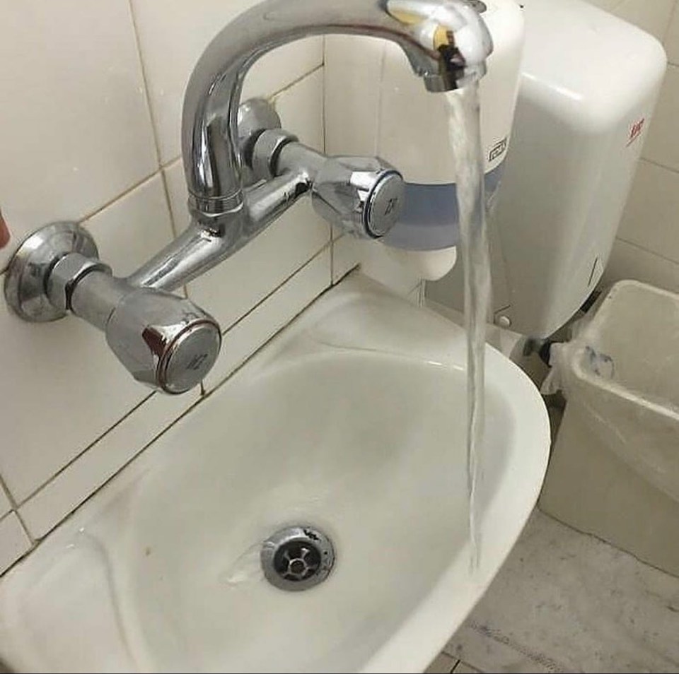 This tap completely overshoots the sink