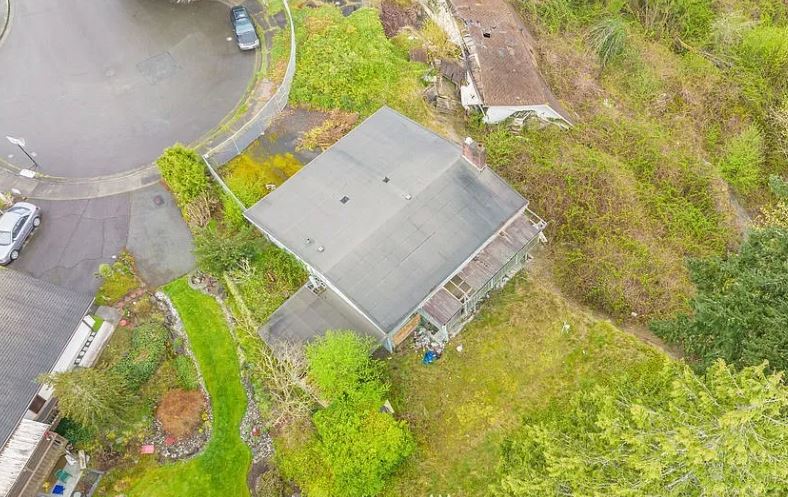 The huge family home appears to have been left abandoned