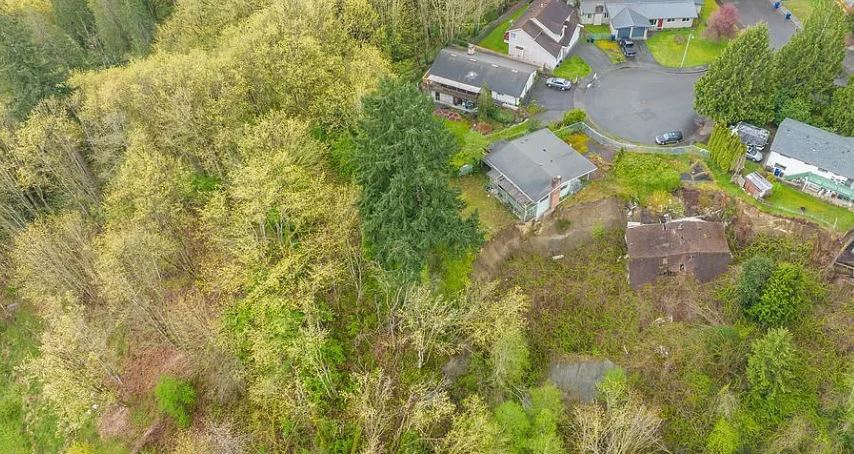 The property has its own balcony and garden away off the cliff