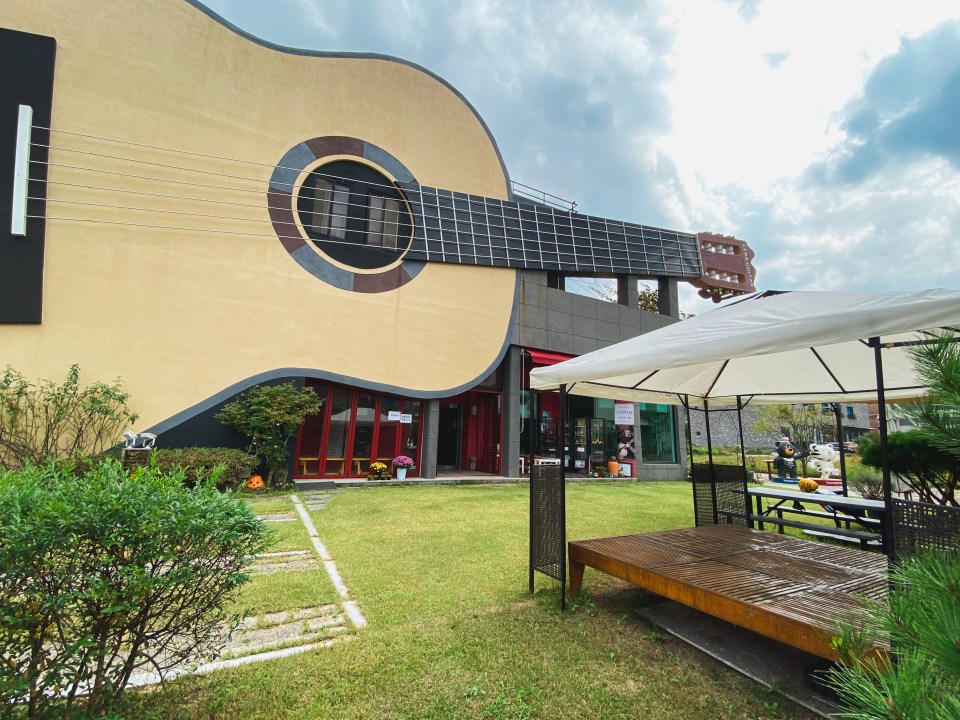 The house is shaped like a giant guitar and even offers guests ukulele lessons