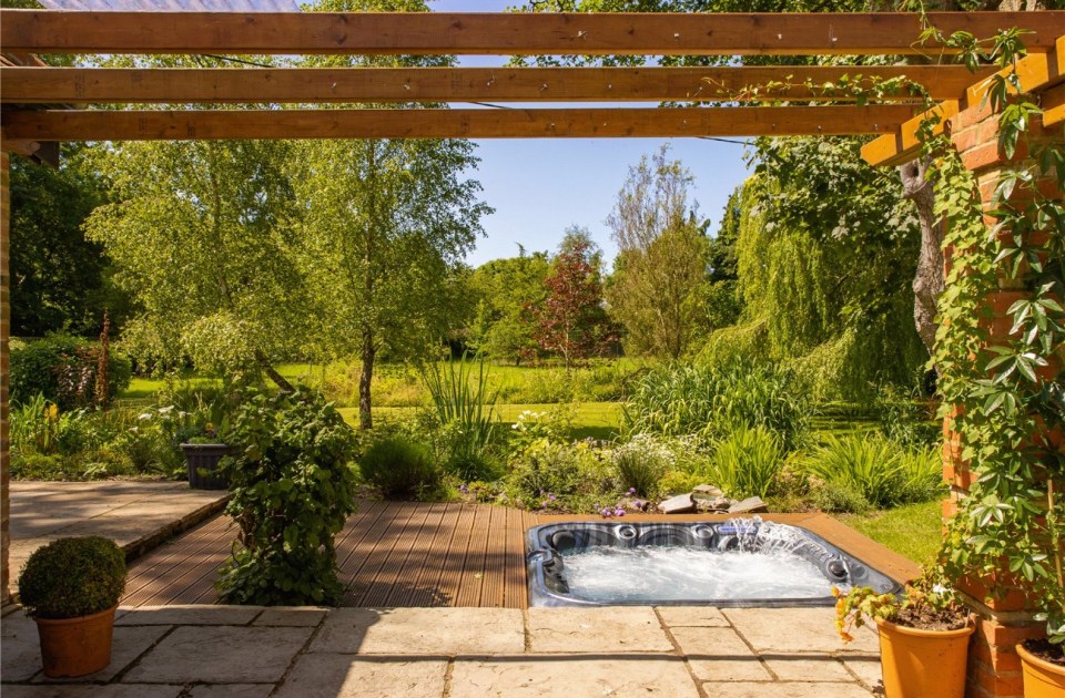 You can admire the large back garden from the comfort of the jacuzzi