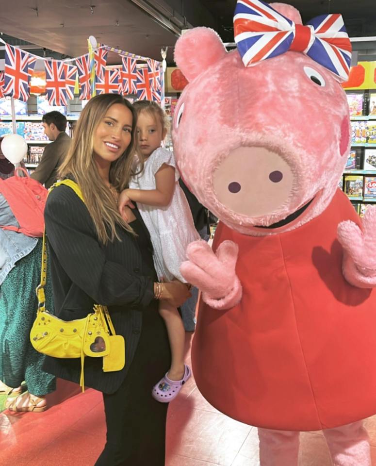 Ferne and her daughter Sunday posed alongside Peppa Pig