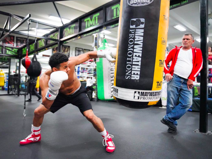 Rolando Romero training in front of his dad in Floyd Mayweather's gym