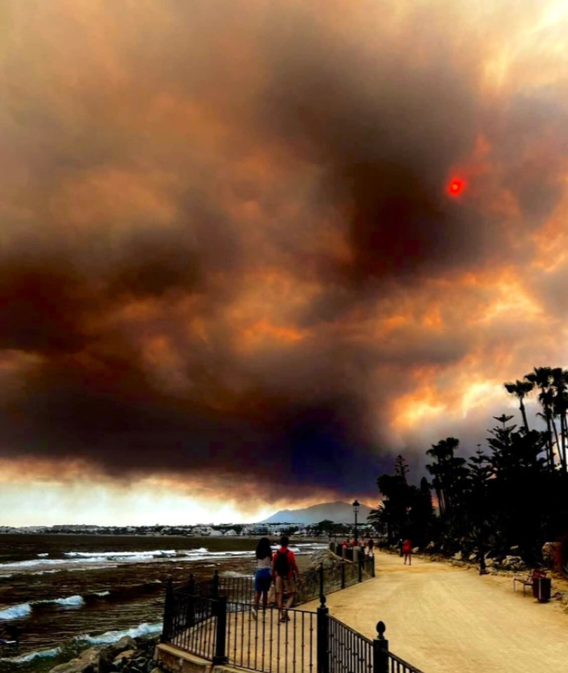 The inferno is raging across the hills at a rate of 30 metres every minute