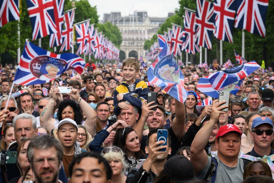 Thousands of royal fans were out in force on Thursday as the four-day public weekend began