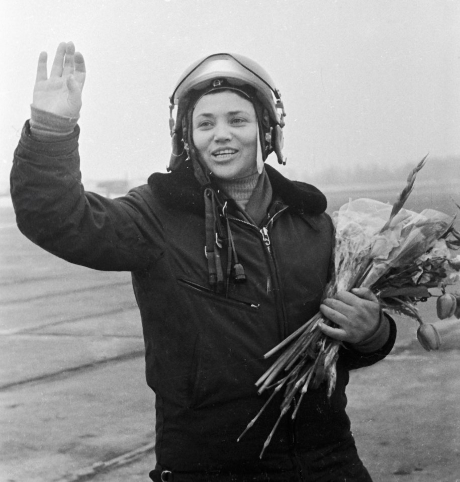 B92271 Test pilot Marina Popovich wife of cosmonaut Pavel Popovich