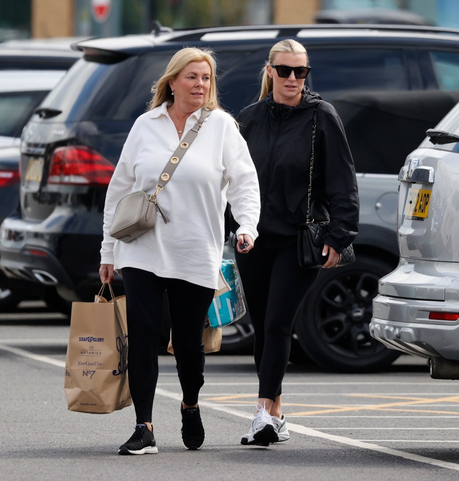 The star looked downcast as she went shopping with her mum