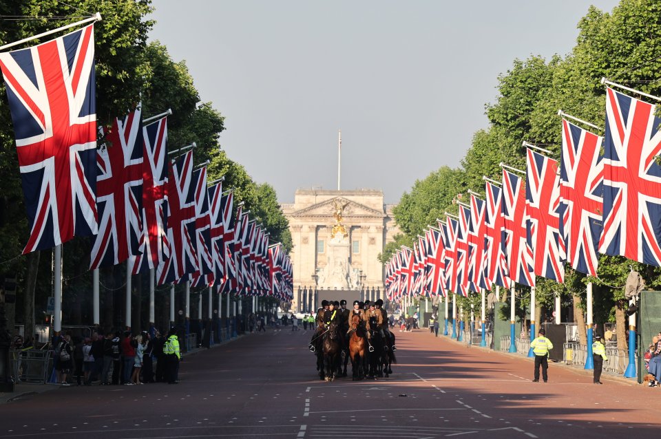 Soldiers on horseback ride down the Mall, lined with Union Flags