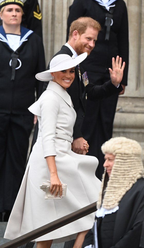 Meghan had a pair of cream gloves with her