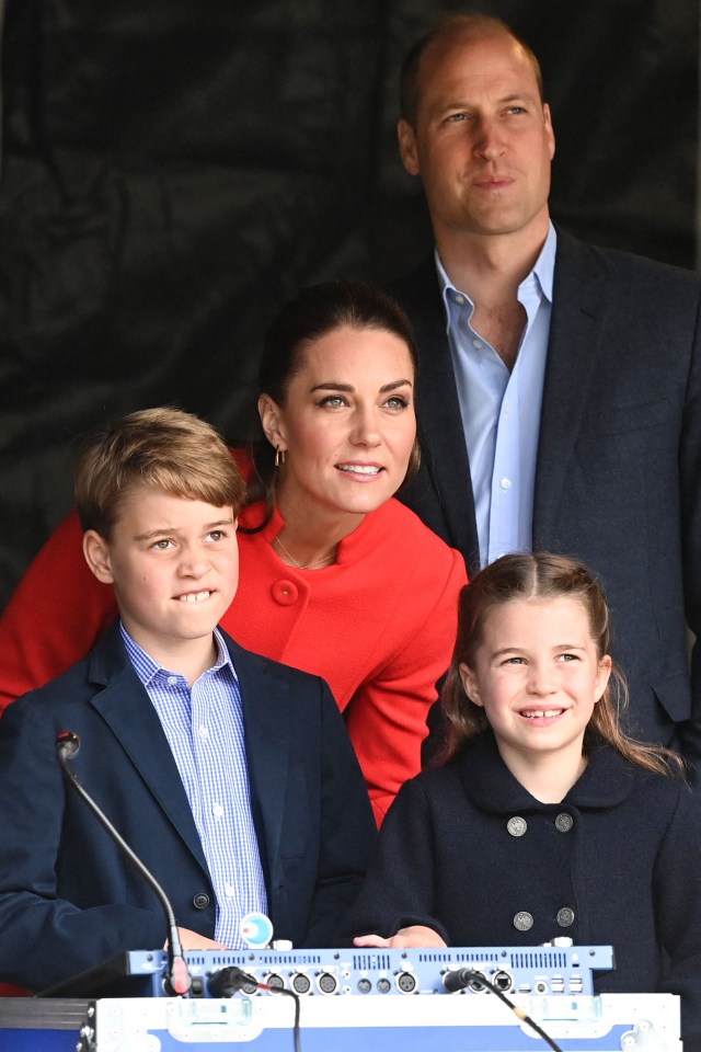 During the Welsh visit, William and Kate and their kids met entertainers staging a show to mark the Queen’s 70-year reign