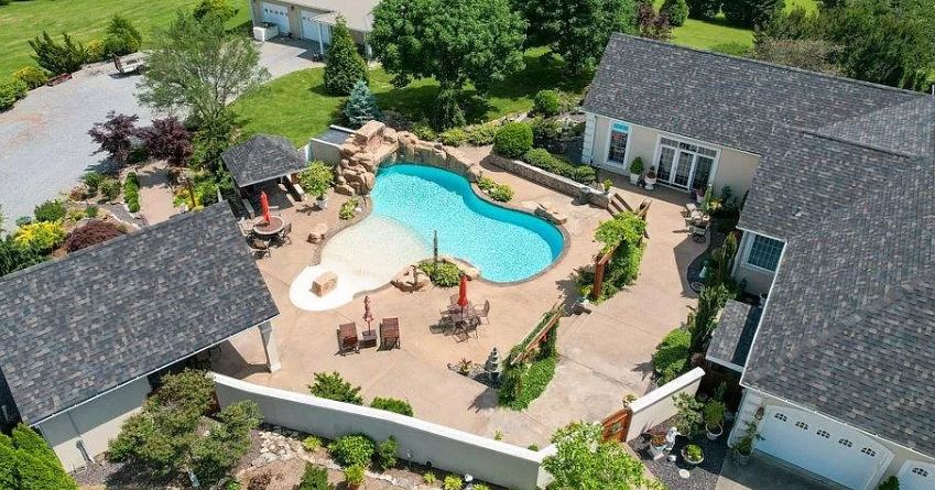 The penis-shaped pool left house hunters in stitches