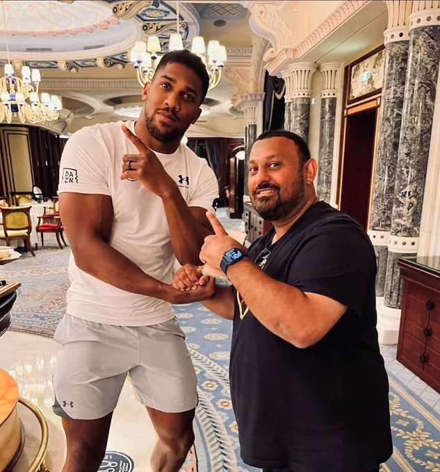 Anthony Joshua and Prince Naseem Hamed posed for a snap in Saudi Arabia