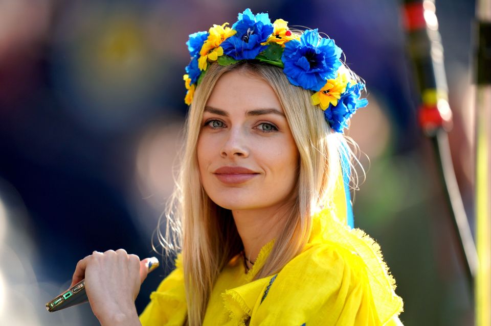 Zinchenko's wife wearing a blue and yellow flowered crown