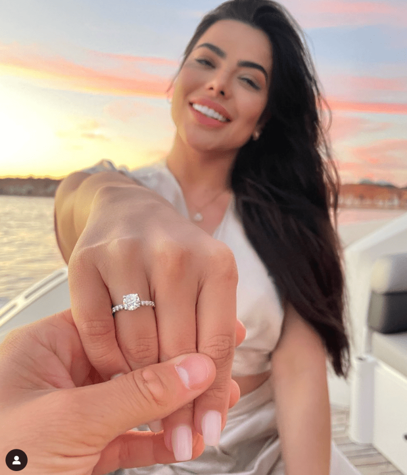 Vitoria shows off her amazing diamond ring