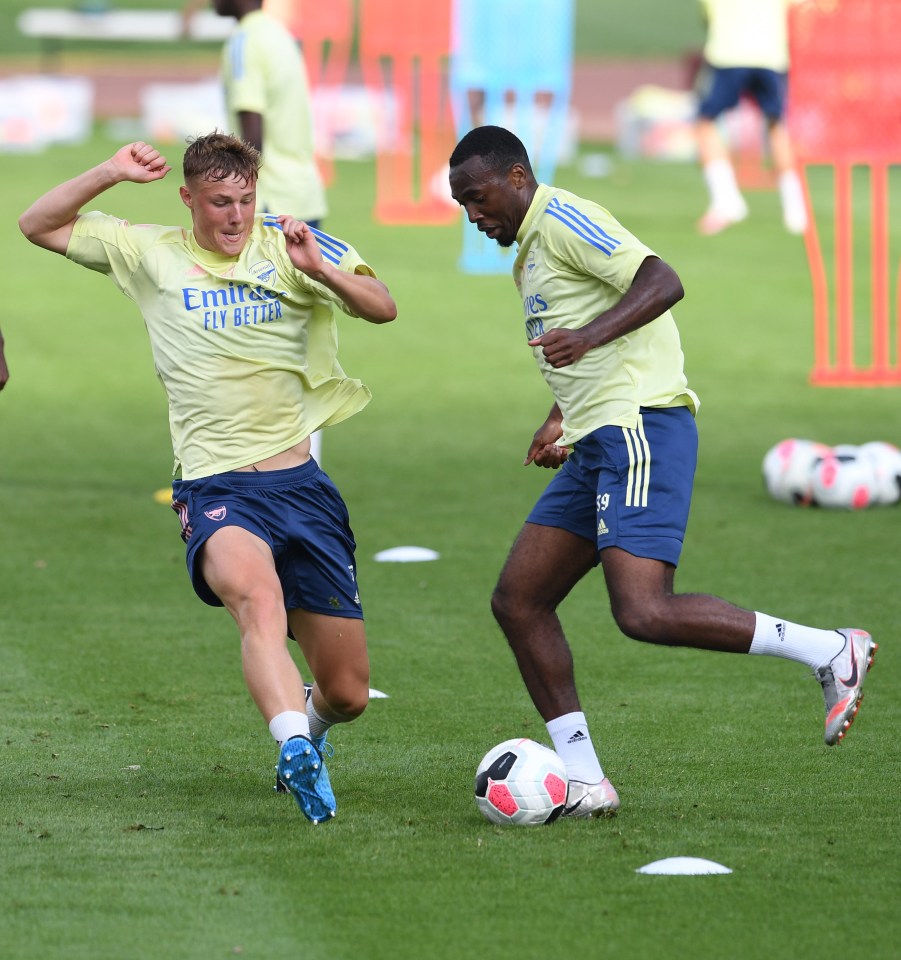 Daniel Ballard and Tolaji Bola tussles in an Arsenal training session