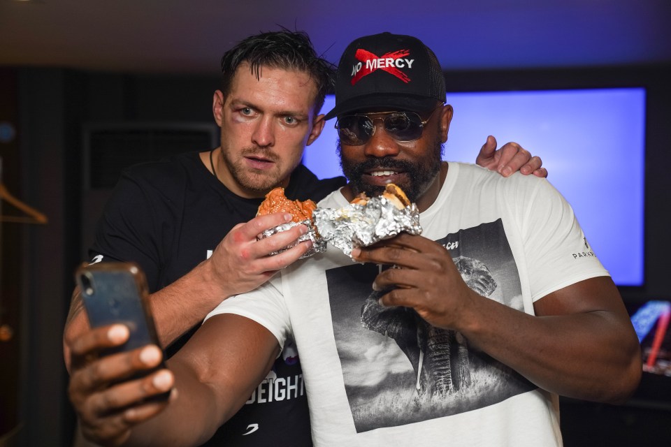 Oleksandr Usyk shares a burger with Derek Chisora