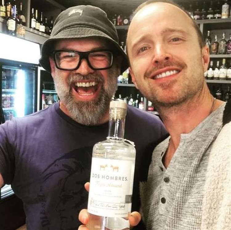 Aaron posed for a selfie with local Ross Bell at an off-licence