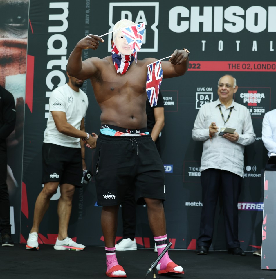 Derek Chisora wearing the Boris Johnson mask