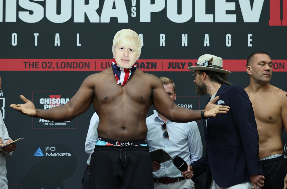 Derek Chisora shows his public support to Boris Johnson