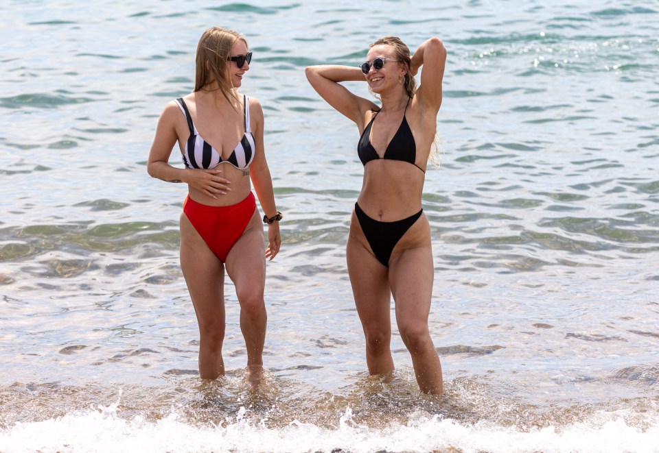 Anna Ejsmont, 26, and Klaudia Karwan, 24, cool off in Brighton