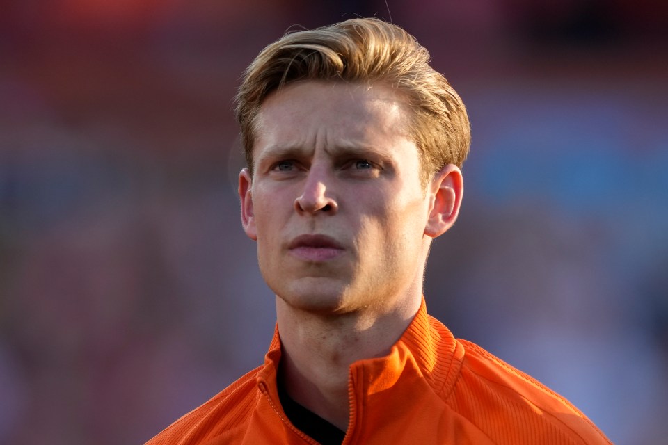 A dispute over unpaid wages is holding up Frenkie de Jong's transfer to Manchester United