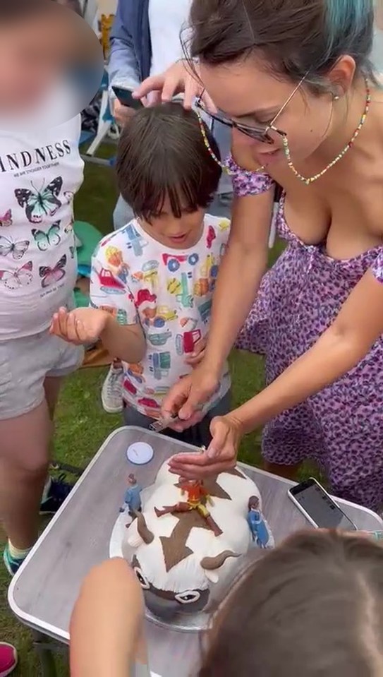 The clip of the 37-year-old mum cutting the cake has taken the internet by storm