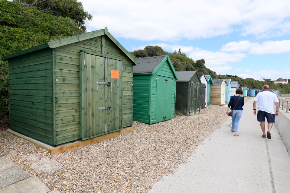 The newly-built beach hut is in a picturesque location of a small bay and overlooks the Isle of Wight