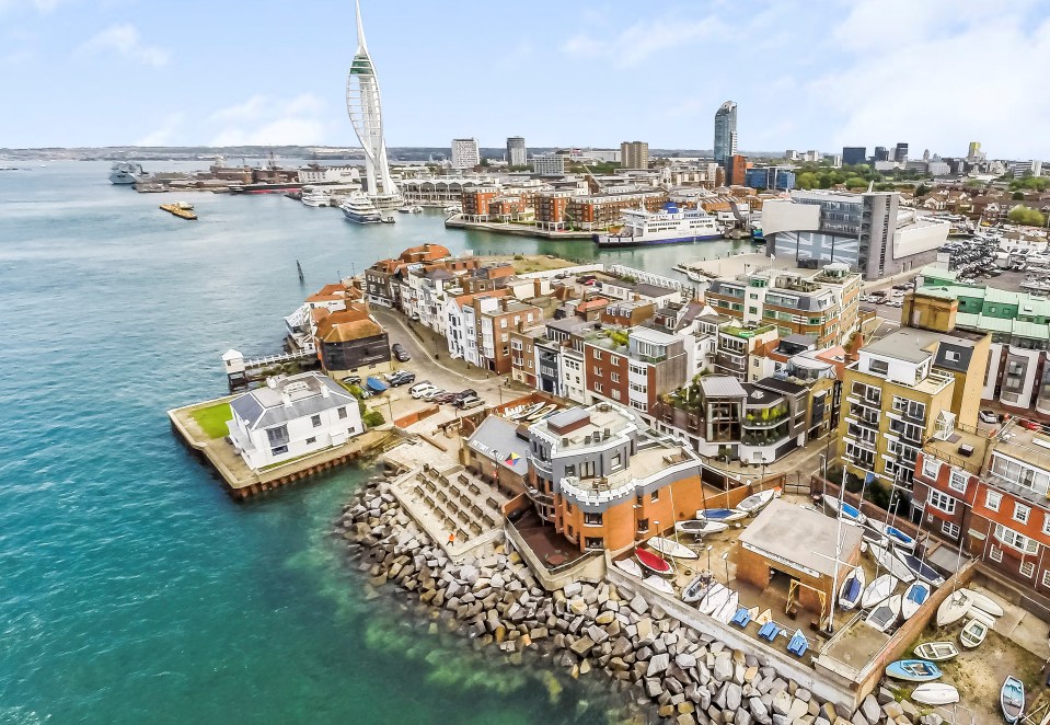 Residents enjoy unobscured views over the harbour from the property's roof terrace