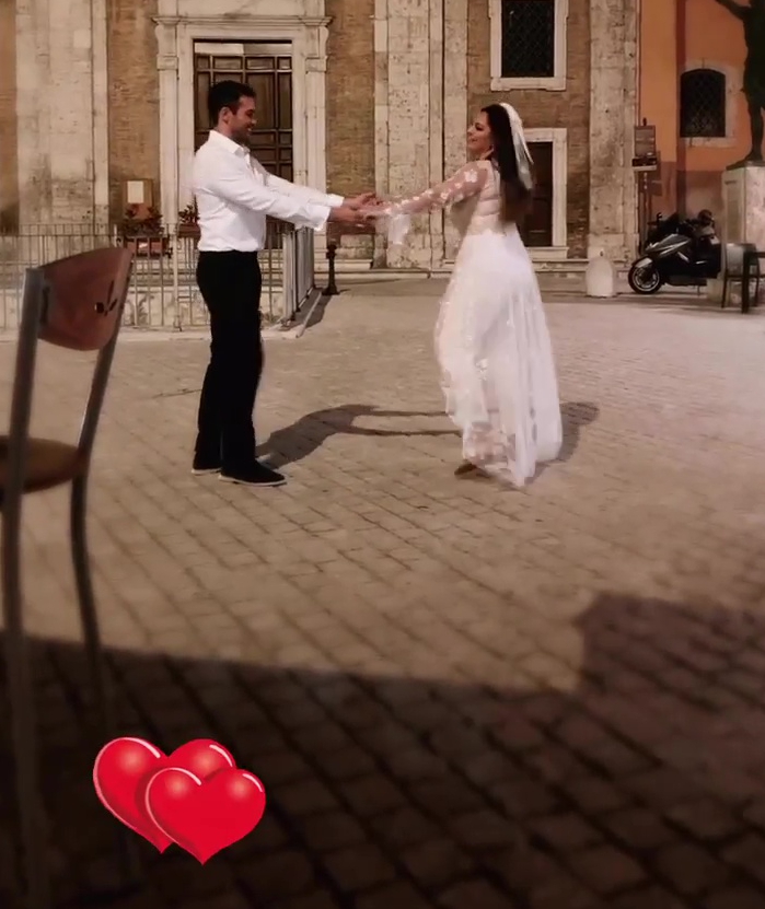 Kelly and Jeremy danced in a stunning courtyard