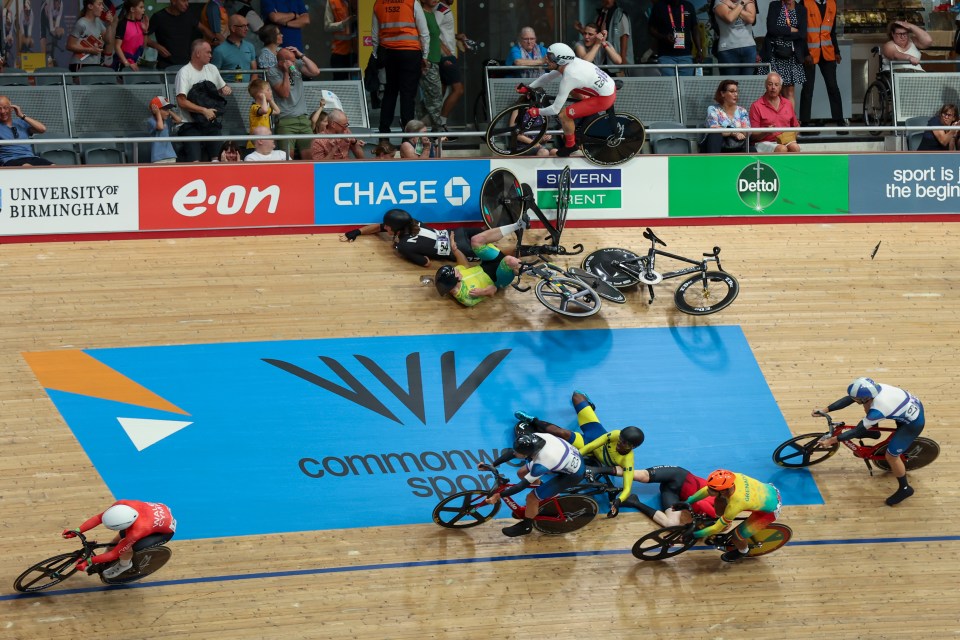 Riders crash on the final lap of men’s 15km scratch race qualifying