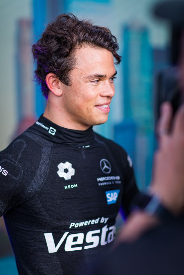 Mercedes' Formula E driver De Vries will drive in Hamilton's place