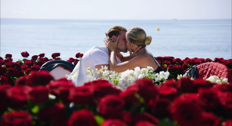 The couple had a dinner on the beach surrounded by hundreds of roses