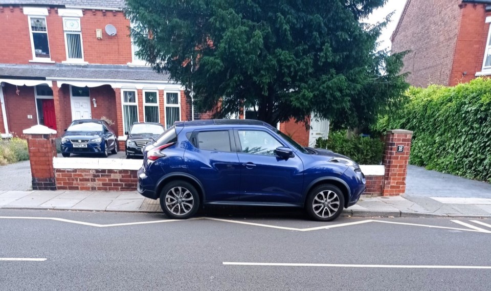 The Nissan Juke had parked across ‘School Keep Clear’ zig-zags