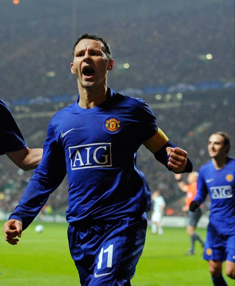 Giggs celebrates a Manchester United goal in 2008