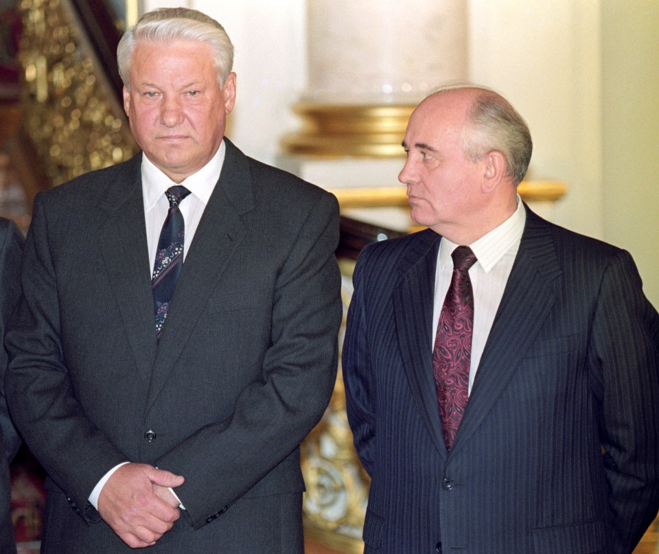 Boris Yeltsin, left, and Mr Gorbachev in Moscow after signing an economic accord in 1991