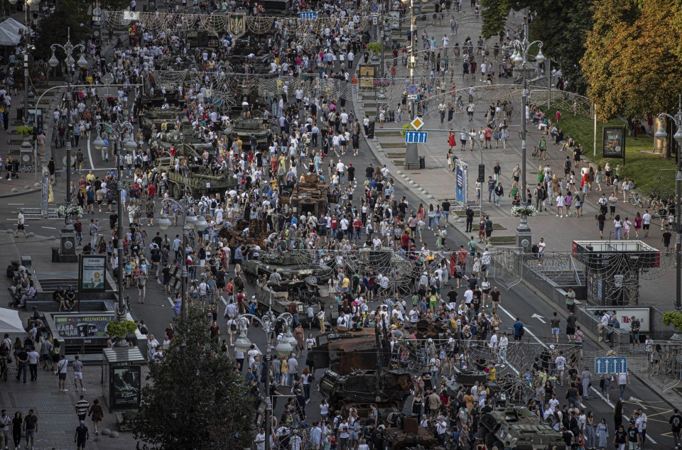 Ukrainians arrive at Khreschatyk Street to see the seized Russian weapons