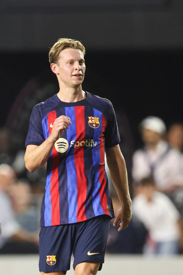 Man Utd are making a 'last-ditch' attempt to sign Frenkie de Jong