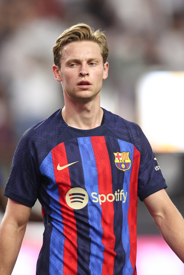 Chelsea are pushing to sign De Jong