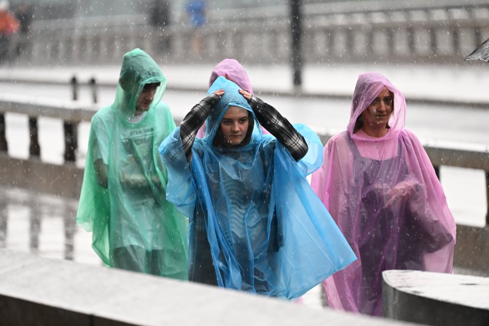 Commuters struggled in the heavy rain this morning at London Bridge