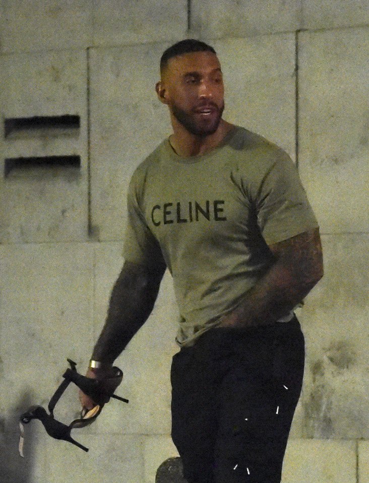 Jen's male pal, who sported a designer Celine T-Shirt, was seen carrying her heels in an act of chivalry