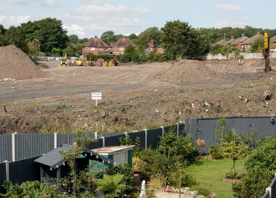 Leon Images Residents ‘forced to stay inside during heatwave’ amid ‘contaminated’ land row near Dudley